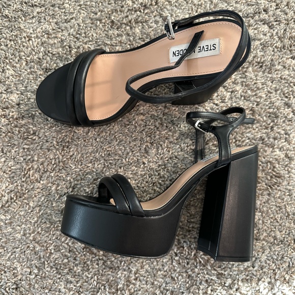 STEVE MADDEN BLACK CHUNKY HEELS - Picture 1 of 1